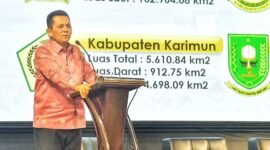 Gubernur Provinsi Kepulauan Riau Ansar Ahmad berpidato dalam kegiatan Lokakarya Akademik Fraksi PKS MPR RI bertema 