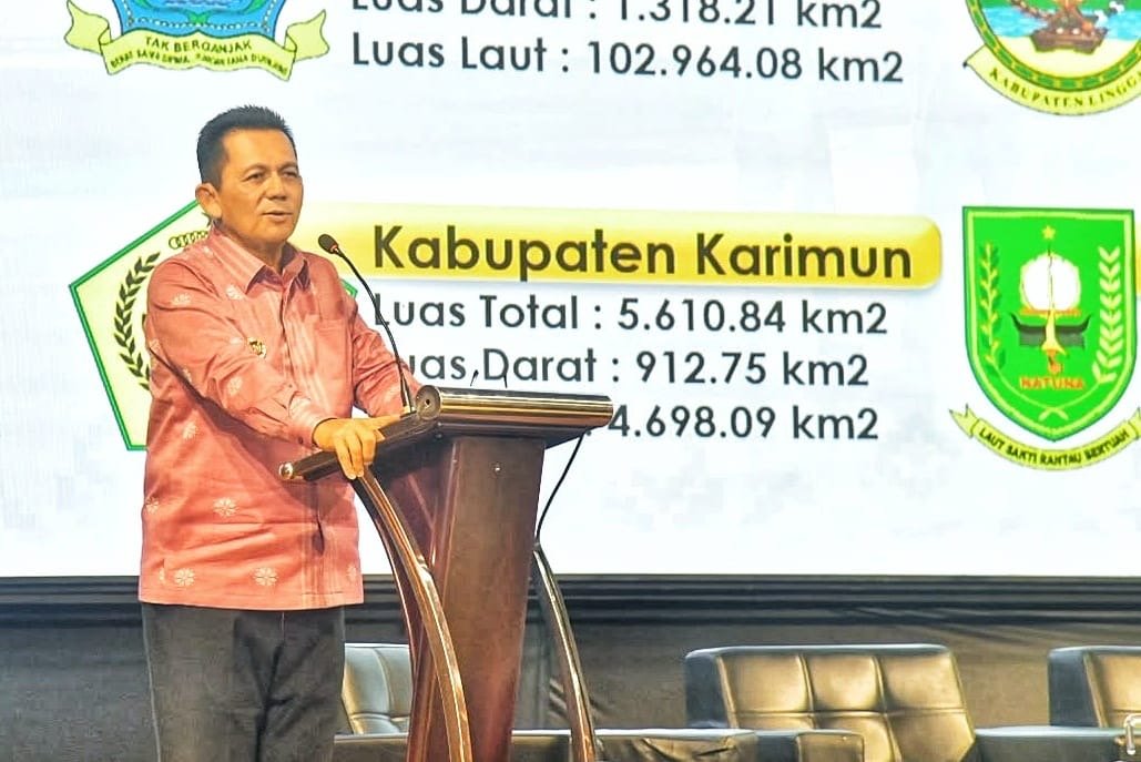 Gubernur Provinsi Kepulauan Riau Ansar Ahmad berpidato dalam kegiatan Lokakarya Akademik Fraksi PKS MPR RI bertema 