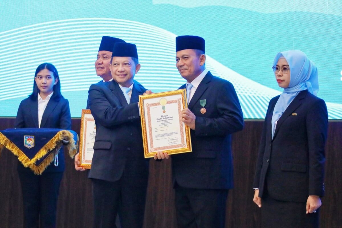 Gubernur Kepri Ansar Ahmad menerima piagam tanda kehormatan Satyalancana Wira Karya Bidang Pemerintahan dalam Pengelolaan, Pengembangan, dan Pembangunan Kelautan dan Perikanan Tahun 2025 dari Mendagri Muhammad Tito Karnavian di Jakarta, Senin (1/6/2026). Foto: Humas Mendagri