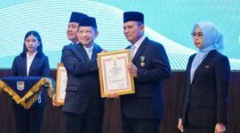 Gubernur Kepri Ansar Ahmad menerima piagam tanda kehormatan Satyalancana Wira Karya Bidang Pemerintahan dalam Pengelolaan, Pengembangan, dan Pembangunan Kelautan dan Perikanan Tahun 2025 dari Mendagri Muhammad Tito Karnavian di Jakarta, Senin (1/6/2026). Foto: Humas Mendagri