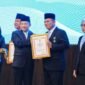 Gubernur Kepri Ansar Ahmad menerima piagam tanda kehormatan Satyalancana Wira Karya Bidang Pemerintahan dalam Pengelolaan, Pengembangan, dan Pembangunan Kelautan dan Perikanan Tahun 2025 dari Mendagri Muhammad Tito Karnavian di Jakarta, Senin (1/6/2026). Foto: Humas Mendagri