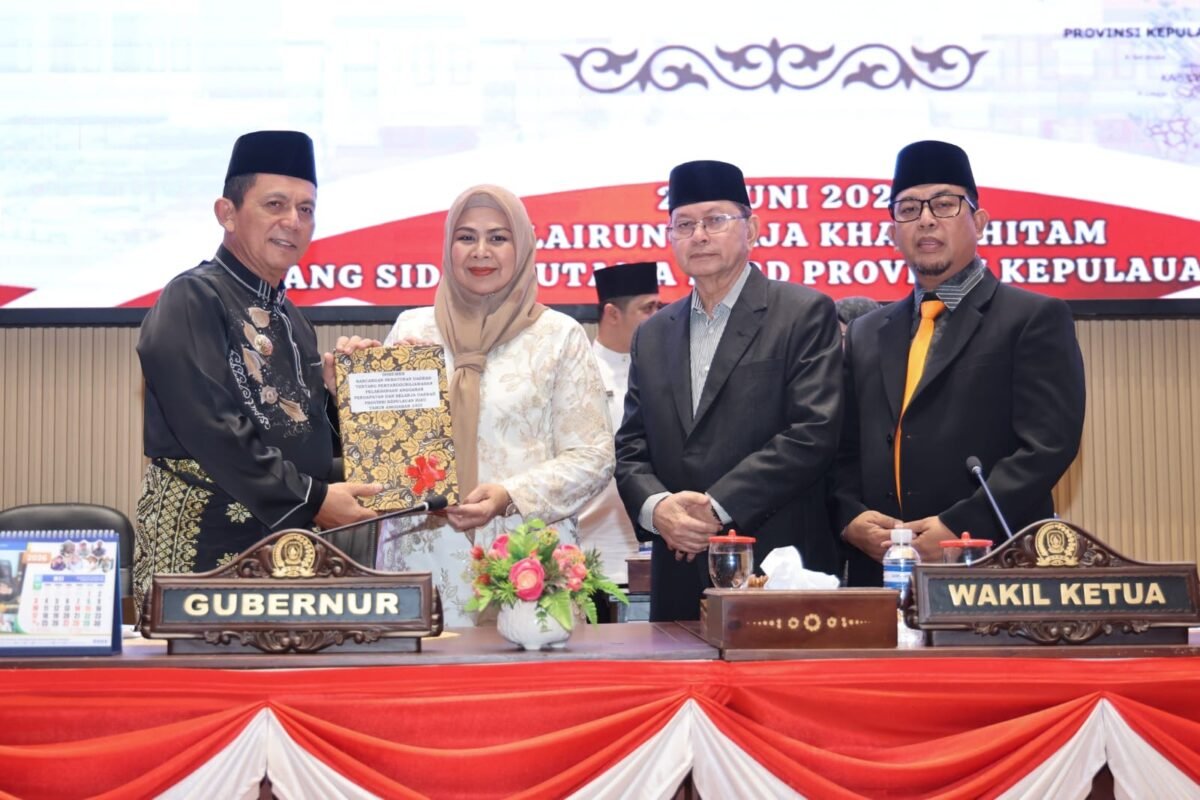 Penyerahkan Rancangan Peraturan Daerah (Ranperda) Pertanggungjawaban Pelaksanaan APBD Tahun Anggaran 2025 kepada DPRD Kepri dalam Rapat Paripurna di Balairung Raja Khalid Hitam, Jumat (26/6/2026). Foto: Istimewa