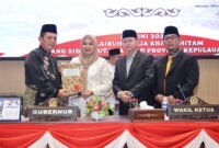 Penyerahkan Rancangan Peraturan Daerah (Ranperda) Pertanggungjawaban Pelaksanaan APBD Tahun Anggaran 2025 kepada DPRD Kepri dalam Rapat Paripurna di Balairung Raja Khalid Hitam, Jumat (26/6/2026). Foto: Istimewa