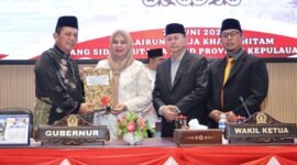 Penyerahkan Rancangan Peraturan Daerah (Ranperda) Pertanggungjawaban Pelaksanaan APBD Tahun Anggaran 2025 kepada DPRD Kepri dalam Rapat Paripurna di Balairung Raja Khalid Hitam, Jumat (26/6/2026). Foto: Istimewa