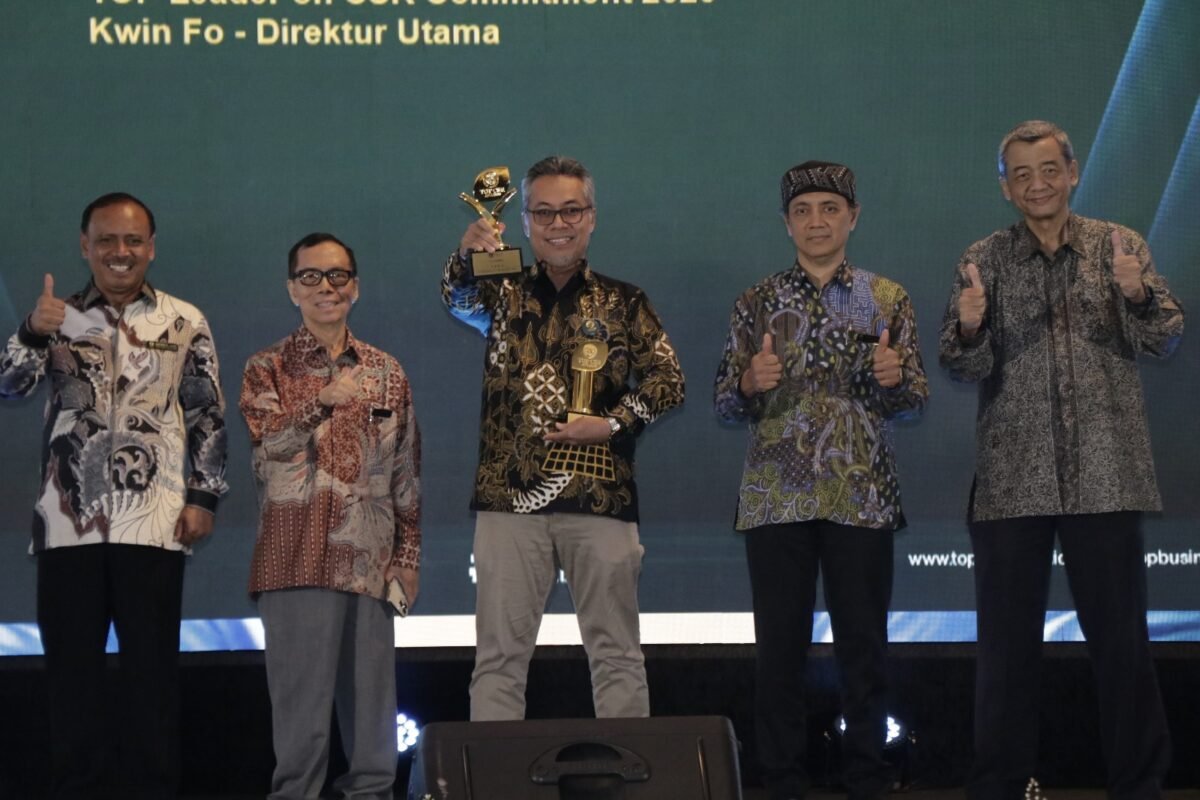 PLN Batam berhasil meraih TOP CSR Awards 2026 Bintang 4, sementara Direktur Utama PLN Batam Kwin Fo menerima penghargaan TOP Leader on CSR Commitment 2026. Foto: Istimewa