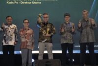 PLN Batam berhasil meraih TOP CSR Awards 2026 Bintang 4, sementara Direktur Utama PLN Batam Kwin Fo menerima penghargaan TOP Leader on CSR Commitment 2026. Foto: Istimewa