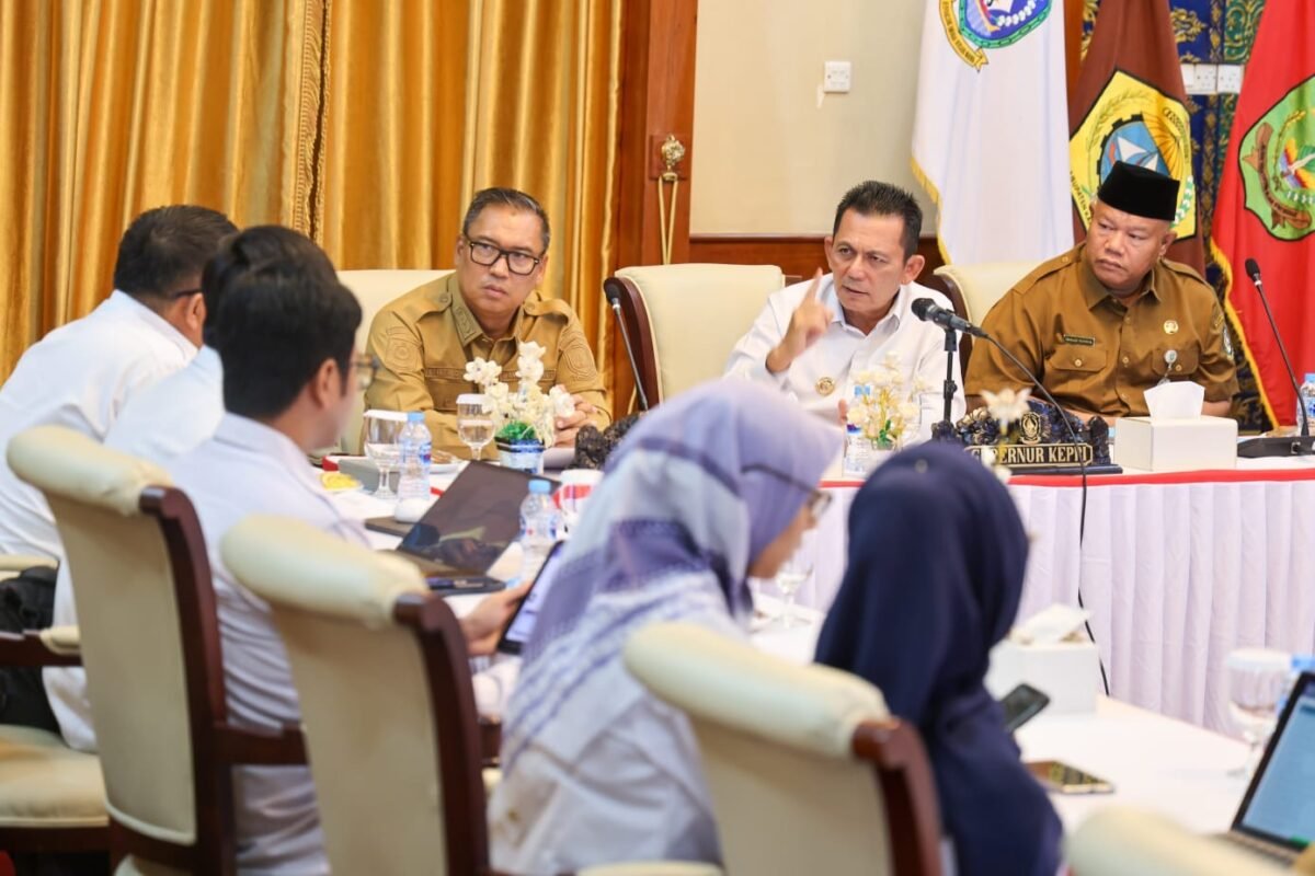 Gubernur Kepri Ansar Ahmad didampingi Wagub Nyanyang Haris Pratamura dan Kadinsos Mahadi Rahman memimpin Rakor Persiapan Pembangunan Sekolah Rakyat di Provinsi Kepulauan Riau yang digelar di Gedung Daerah, Tanjungpinang, Senin (15/6/2026). Foto: Diskominfo Kepri