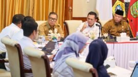 Gubernur Kepri Ansar Ahmad didampingi Wagub Nyanyang Haris Pratamura dan Kadinsos Mahadi Rahman memimpin Rakor Persiapan Pembangunan Sekolah Rakyat di Provinsi Kepulauan Riau yang digelar di Gedung Daerah, Tanjungpinang, Senin (15/6/2026). Foto: Diskominfo Kepri