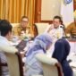 Gubernur Kepri Ansar Ahmad didampingi Wagub Nyanyang Haris Pratamura dan Kadinsos Mahadi Rahman memimpin Rakor Persiapan Pembangunan Sekolah Rakyat di Provinsi Kepulauan Riau yang digelar di Gedung Daerah, Tanjungpinang, Senin (15/6/2026). Foto: Diskominfo Kepri