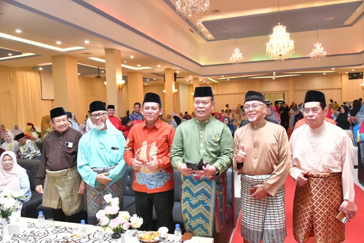 Gubernur Kepulauan Riau, Ansar Ahmad bersama sejumlah tokoh alumni Pendidik Guru Agama Negeri (PGAN) Tanjungpinang dalam reuni akbar yang dilaksanakan di Hotel CK, Sabtu (27/6/2026) malam. Foto: Biro ADPIM Pemprov Kepri