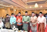 Gubernur Kepulauan Riau, Ansar Ahmad bersama sejumlah tokoh alumni Pendidik Guru Agama Negeri (PGAN) Tanjungpinang dalam reuni akbar yang dilaksanakan di Hotel CK, Sabtu (27/6/2026) malam. Foto: Biro ADPIM Pemprov Kepri