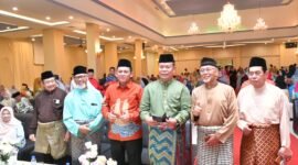 Gubernur Kepulauan Riau, Ansar Ahmad bersama sejumlah tokoh alumni Pendidik Guru Agama Negeri (PGAN) Tanjungpinang dalam reuni akbar yang dilaksanakan di Hotel CK, Sabtu (27/6/2026) malam. Foto: Biro ADPIM Pemprov Kepri