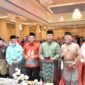 Gubernur Kepulauan Riau, Ansar Ahmad bersama sejumlah tokoh alumni Pendidik Guru Agama Negeri (PGAN) Tanjungpinang dalam reuni akbar yang dilaksanakan di Hotel CK, Sabtu (27/6/2026) malam. Foto: Biro ADPIM Pemprov Kepri