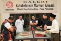 Delegasi Sosek Malindo Johor, Malaysia, didampingi Kepala BPPD Kepri Doli Boniara dan Sekdako Tanjungpinang Zulihidayat memelihat koleksi Galeri Kutubkhanah Marhum Ahmadi, Pulau Penyengat, Rabu (24/6/2026). Foto: Diskominfo Kepri