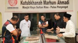 Delegasi Sosek Malindo Johor, Malaysia, didampingi Kepala BPPD Kepri Doli Boniara dan Sekdako Tanjungpinang Zulihidayat memelihat koleksi Galeri Kutubkhanah Marhum Ahmadi, Pulau Penyengat, Rabu (24/6/2026). Foto: Diskominfo Kepri