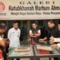 Delegasi Sosek Malindo Johor, Malaysia, didampingi Kepala BPPD Kepri Doli Boniara dan Sekdako Tanjungpinang Zulihidayat memelihat koleksi Galeri Kutubkhanah Marhum Ahmadi, Pulau Penyengat, Rabu (24/6/2026). Foto: Diskominfo Kepri