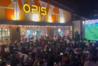Suasana nobar Piala Dunia 2026 antara tim kesebelasan Brazil melawan Japan di kafe Oris Experience, Bengkong, Batam, Kepulauan Riau, Selasa (30/6/2026) dinihari. Foto:  Istimewa