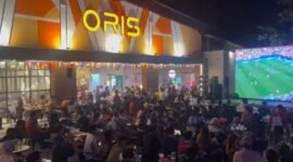 Suasana nobar Piala Dunia 2026 antara tim kesebelasan Brazil melawan Japan di kafe Oris Experience, Bengkong, Batam, Kepulauan Riau, Selasa (30/6/2026) dinihari. Foto:  Istimewa