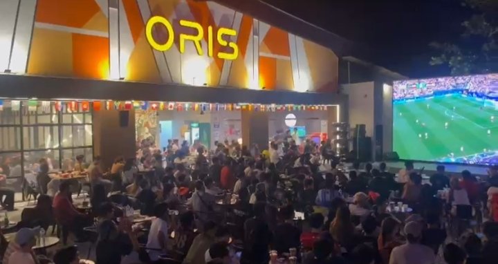 Suasana nobar Piala Dunia 2026 antara tim kesebelasan Brazil melawan Japan di kafe Oris Experience, Bengkong, Batam, Kepulauan Riau, Selasa (30/6/2026) dinihari. Foto:  Istimewa