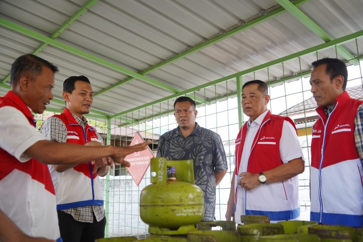 Komisaris Utama Pertamina Patra Niaga Sabar Yudo Suroso bersama Direktur Kelembagaan dan Kepatuhan Kadek Ambara Jaya turun langsung meninjau infrastruktur energi di Sumbar. Foto: Istimewa