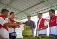 Komisaris Utama Pertamina Patra Niaga Sabar Yudo Suroso bersama Direktur Kelembagaan dan Kepatuhan Kadek Ambara Jaya turun langsung meninjau infrastruktur energi di Sumbar. Foto: Istimewa