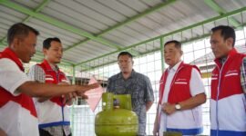 Komisaris Utama Pertamina Patra Niaga Sabar Yudo Suroso bersama Direktur Kelembagaan dan Kepatuhan Kadek Ambara Jaya turun langsung meninjau infrastruktur energi di Sumbar. Foto: Istimewa
