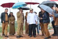 Wagub Kepri, Nyanyang Haris Pratamura didampingi Kadis PUPP Rodi Yantari, Kadinsos Mahadi Rahman meninjau lahan rencana pembangunan Sekolah Rakyat di Desa Bintan Buyu, Kabupaten Bintan, Senin (22/6/2026).  Foto: Diskominfo Kepri