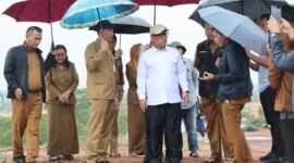 Wagub Kepri, Nyanyang Haris Pratamura didampingi Kadis PUPP Rodi Yantari, Kadinsos Mahadi Rahman meninjau lahan rencana pembangunan Sekolah Rakyat di Desa Bintan Buyu, Kabupaten Bintan, Senin (22/6/2026).  Foto: Diskominfo Kepri