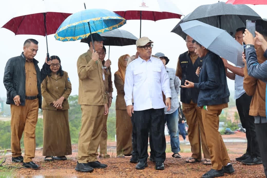 Wagub Kepri, Nyanyang Haris Pratamura didampingi Kadis PUPP Rodi Yantari, Kadinsos Mahadi Rahman meninjau lahan rencana pembangunan Sekolah Rakyat di Desa Bintan Buyu, Kabupaten Bintan, Senin (22/6/2026).  Foto: Diskominfo Kepri