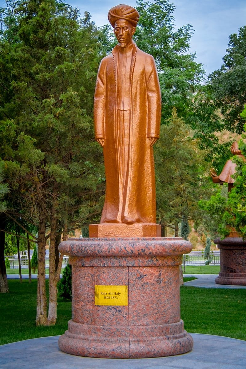 Patung Raja Ali Haji di Magtymgyly Pyragy Park kota Ashgabat, Turkmenistan. (Sumber: turkmenistan.gov.tm)