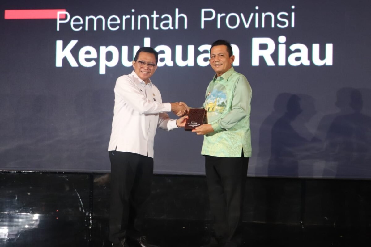 Gubernur Kepri Ansar Ahmad menerima penghargaan dalam ajang Apresiasi Cita Loka Fest 2026 dari Dirjen Bangda Kemendagri Restuardy Daud di Arya duta Hotel, Menteng, Jakarta,Rabu (24/6/2026). Sumber: Banhub Kepri