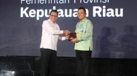 Gubernur Kepri Ansar Ahmad menerima penghargaan dalam ajang Apresiasi Cita Loka Fest 2026 dari Dirjen Bangda Kemendagri Restuardy Daud di Arya duta Hotel, Menteng, Jakarta,Rabu (24/6/2026). Sumber: Banhub Kepri