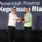 Gubernur Kepri Ansar Ahmad menerima penghargaan dalam ajang Apresiasi Cita Loka Fest 2026 dari Dirjen Bangda Kemendagri Restuardy Daud di Arya duta Hotel, Menteng, Jakarta,Rabu (24/6/2026). Sumber: Banhub Kepri
