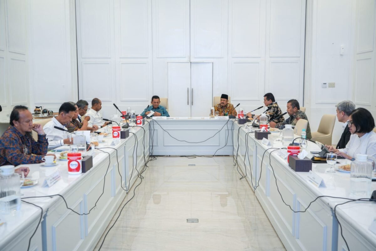 Gubernur Ansar Ahmad didampingi sejumlah Kepala OPD Pemprov Kepri beraudiensi bersama Menteri PPN/Bappenas RI Rachmat Pambudy beserta sejumlah Deputi dan jajaran saat beraudiensi di Kantor Kementrian PPN/Bappenas, Jakarta, Kamis (11/6/2026). Foto: Banhub Kepri