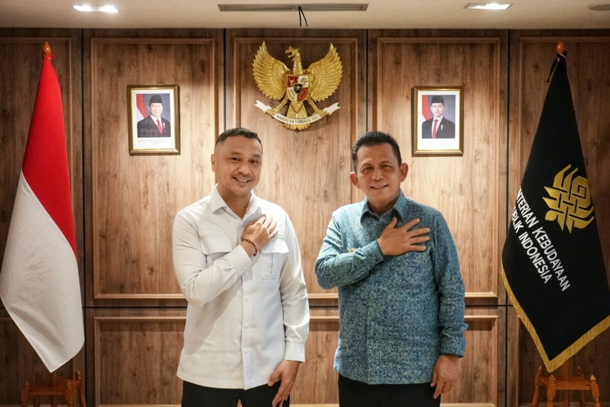 Gubernur Kepri Ansar Ahmad bersama Wamen Kebudayaan RI Giring Ganesha Djumaryo berfoto bersama usai melaksanakan sejumlah pembahasan terkait pengembangan dan rencana pembangunan Museum dan Monumen Tugu Bahasa Pulau Penyengat di Kantor Kementrian Kebudayaan RI, Jakarta, Rabu (10/6/2026). (Banhub Kepri)