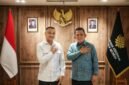 Gubernur Kepri Ansar Ahmad bersama Wamen Kebudayaan RI Giring Ganesha Djumaryo berfoto bersama usai melaksanakan sejumlah pembahasan terkait pengembangan dan rencana pembangunan Museum dan Monumen Tugu Bahasa Pulau Penyengat di Kantor Kementrian Kebudayaan RI, Jakarta, Rabu (10/6/2026). (Banhub Kepri)