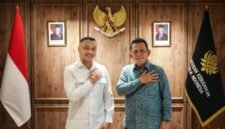 Gubernur Kepri Ansar Ahmad bersama Wamen Kebudayaan RI Giring Ganesha Djumaryo berfoto bersama usai melaksanakan sejumlah pembahasan terkait pengembangan dan rencana pembangunan Museum dan Monumen Tugu Bahasa Pulau Penyengat di Kantor Kementrian Kebudayaan RI, Jakarta, Rabu (10/6/2026). (Banhub Kepri)
