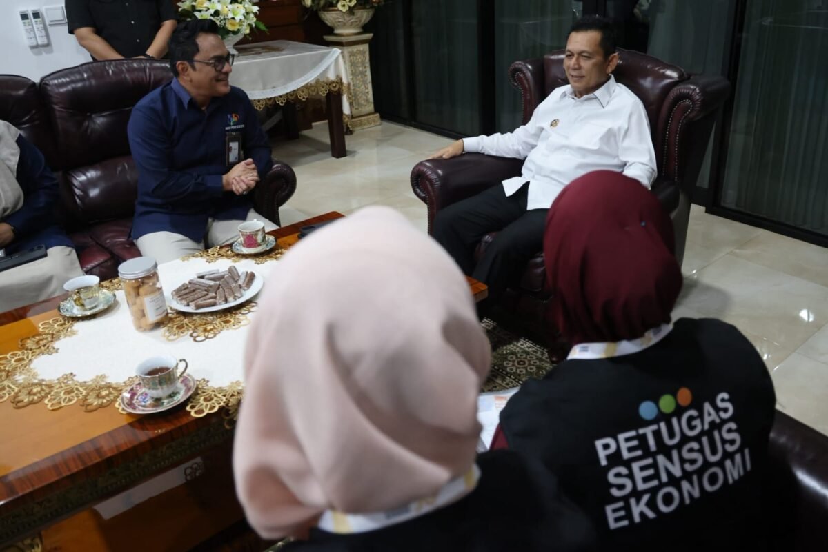 Kepala BPS Kepri Toto Haryanto Silitonga (kiri) saat pendataan dalam kegiatan Sensus Ekonomi 2026 di kediaman Gubernur Kepri Ansar Ahmad Jalan Peralatan Tanjungpinang Senin (15/6/2026). Foto: Diskominfo Kepri