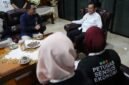 Kepala BPS Kepri Toto Haryanto Silitonga (kiri) saat pendataan dalam kegiatan Sensus Ekonomi 2026 di kediaman Gubernur Kepri Ansar Ahmad Jalan Peralatan Tanjungpinang Senin (15/6/2026). Foto: Diskominfo Kepri