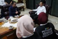 Kepala BPS Kepri Toto Haryanto Silitonga (kiri) saat pendataan dalam kegiatan Sensus Ekonomi 2026 di kediaman Gubernur Kepri Ansar Ahmad Jalan Peralatan Tanjungpinang Senin (15/6/2026). Foto: Diskominfo Kepri