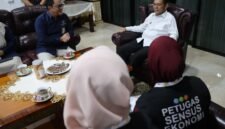 Kepala BPS Kepri Toto Haryanto Silitonga (kiri) saat pendataan dalam kegiatan Sensus Ekonomi 2026 di kediaman Gubernur Kepri Ansar Ahmad Jalan Peralatan Tanjungpinang Senin (15/6/2026). Foto: Diskominfo Kepri