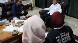 Kepala BPS Kepri Toto Haryanto Silitonga (kiri) saat pendataan dalam kegiatan Sensus Ekonomi 2026 di kediaman Gubernur Kepri Ansar Ahmad Jalan Peralatan Tanjungpinang Senin (15/6/2026). Foto: Diskominfo Kepri