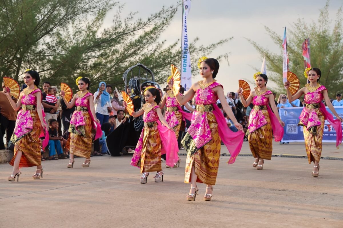 Seni dan budaya Nusantara dalam parade pembuka Kemilau Nusantara Kepri 2026 di kawasan Gedung Lembaga Adat Melayu (LAM) Kepulauan Riau, Sabtu (13/6/2026). Foto: Diskominfo Kepri