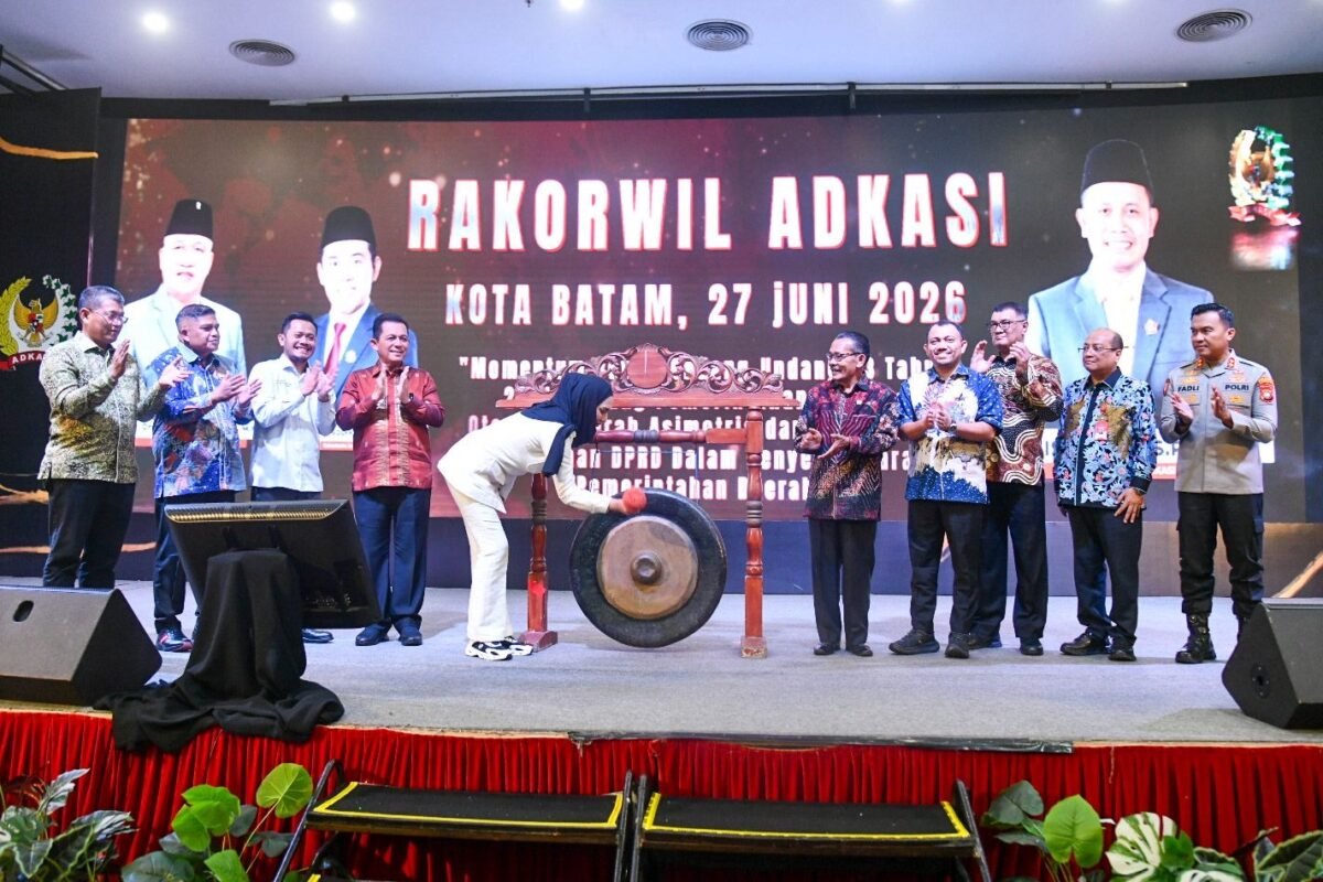 Pemukulan gong membuka kegiatan Rakorwil ADKASI. Foto: Biro ADPIM Kepri 