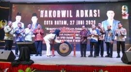 Pemukulan gong membuka kegiatan Rakorwil ADKASI. Foto: Biro ADPIM Kepri 