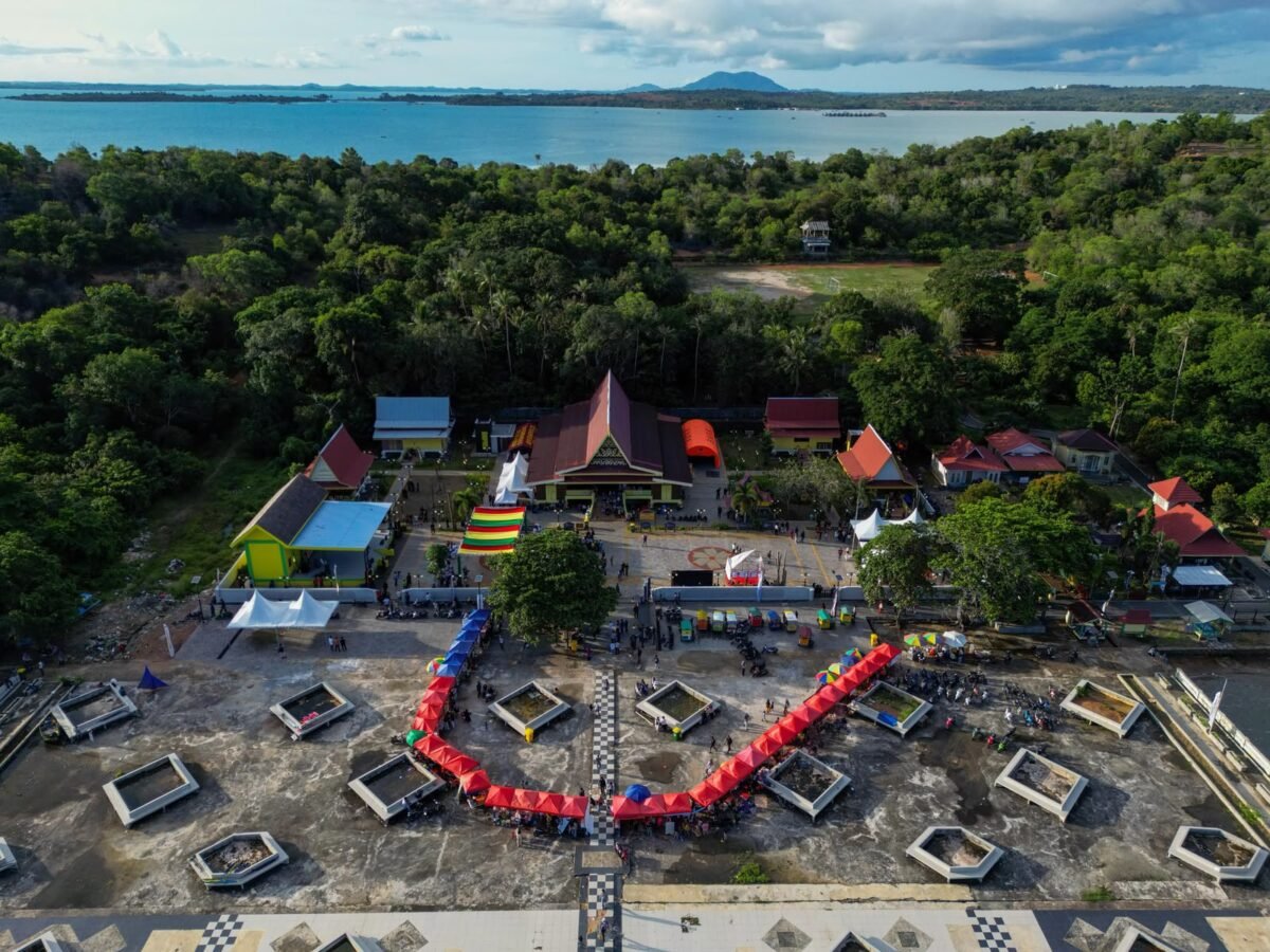 Pelataran Balai Adat Pulau Penyengat, lokasi pelaksanaan Penyengat Heritage 2026. Perhelatan wisata budaya bertema Lifestyle Tourism dilaksanakan 19-21 Juni 2026 ini, sukses digelar. Foto: Diskominfo Kepri