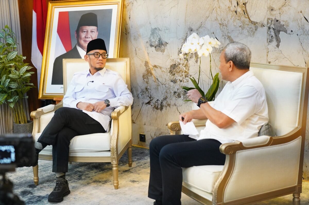 Wakil Menteri Haji dan Umrah, Dahnil Anzar Simanjuntak, menegaskan transparansi serta integritas para petugas haji menjadi kunci utama di balik kelancaran dan keberhasilan pelaksanaan ibadah haji tahun 2026. Pernyataan tersebut disampaikan oleh Dahnil  dalam podcast yang dipandu oleh Tenaga Ahli Ditjen Kemkomdigi, Latif Siregar, di Kantor Kementerian Haji dan Umrah, Senin (22/6/2026). Foto: InfoPublik/Amiri Yandi