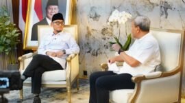 Wakil Menteri Haji dan Umrah, Dahnil Anzar Simanjuntak, menegaskan transparansi serta integritas para petugas haji menjadi kunci utama di balik kelancaran dan keberhasilan pelaksanaan ibadah haji tahun 2026. Pernyataan tersebut disampaikan oleh Dahnil  dalam podcast yang dipandu oleh Tenaga Ahli Ditjen Kemkomdigi, Latif Siregar, di Kantor Kementerian Haji dan Umrah, Senin (22/6/2026). Foto: InfoPublik/Amiri Yandi