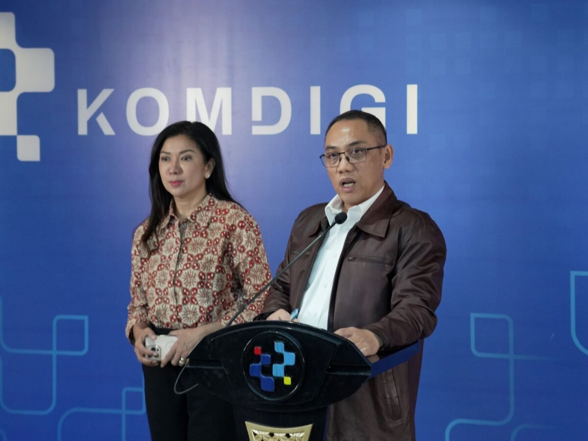 Kementerian Komunikasi dan Digital (Kemkomdigi) mengungkap adanya serangan terorganisir yang dijalankan jaringan internasional menggunakan bot otomatis untuk membanjiri akun-akun dengan jangkauan tinggi. Hal itu disampaikan Direktur Jenderal Pengawasan Ruang Digital Kemkomdigi, Alexander Sabar, dalam konferensi pers di kantor Kementerian Komdigi, Jakarta, Senin (29/6/2026). Foto: Ditjen KPM Kemkomdigi