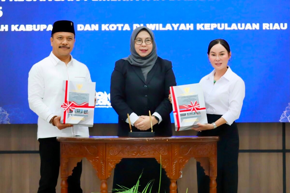 Plh Wali Kota Batam, Li Claudia Chandra, menerima LKPD Tahun Anggaran 2025 di Kantor BPK Perwakilan Provinsi Kepulauan Riau, Selasa (2/6/2026). Foto: Humas Diskominfo Batam